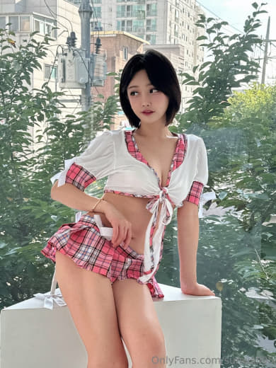【2023-04-06】Getting more horny outside ❤️.m4v